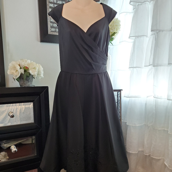 VINTAGE BLACK DRESS ELEGANT HEART NECKLINE BEADED SKIRT - Picture 1 of 7
